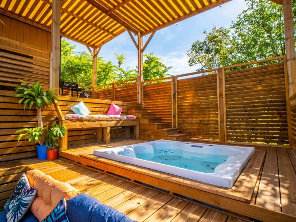 Camping Hotel Les Rives Du Loup Tourrettes-sur-Loup Eksteriør billede