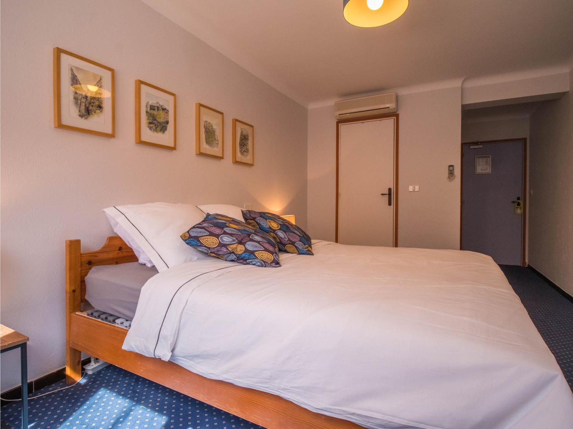 Camping Hotel Les Rives Du Loup Tourrettes-sur-Loup Eksteriør billede